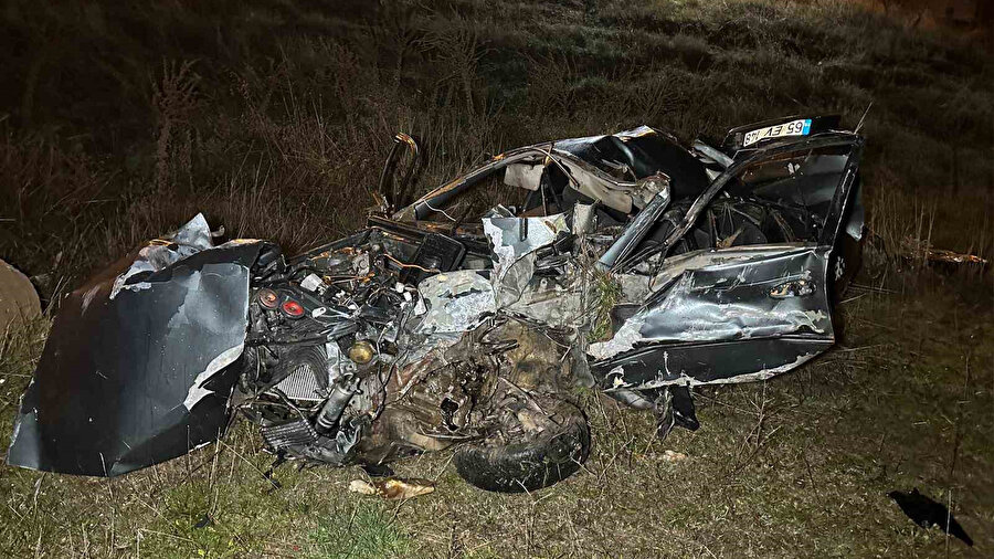 Uşak'ta korku filmi gibi kaza! İki ölü bir yaralı... Otomobilin son hali şaşkına çevirdi