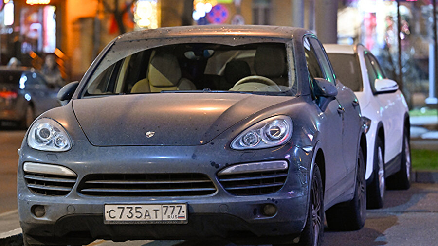 Rusya’da Porsche krizi: Yüzlerce araç aynı anda kitlendi!