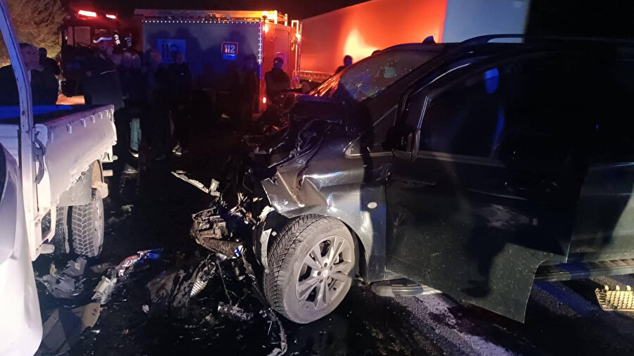 Sakarya'da feci kaza: Hafif ticari araç ile kamyonet çarpıştı; bir ölü, 5 yaralı