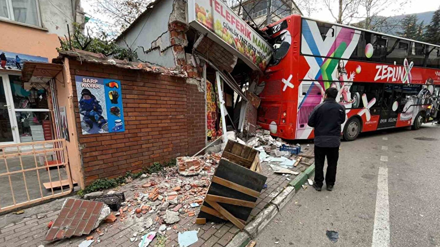 İmdat freni boşalan öğrenci otobüsü manava daldı