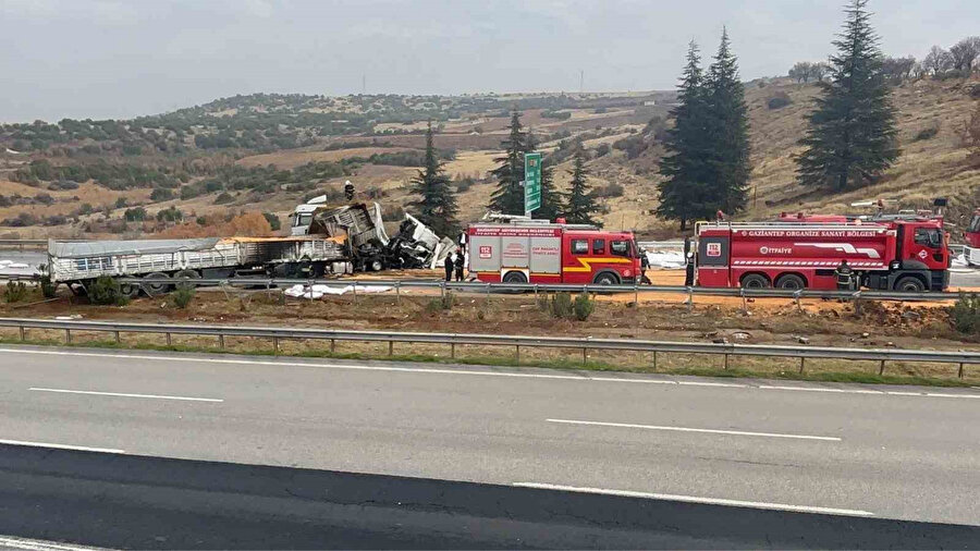  TAG Otoyolu’nda yanan tırlar kaldırıldı, yol trafiğe açıldı 