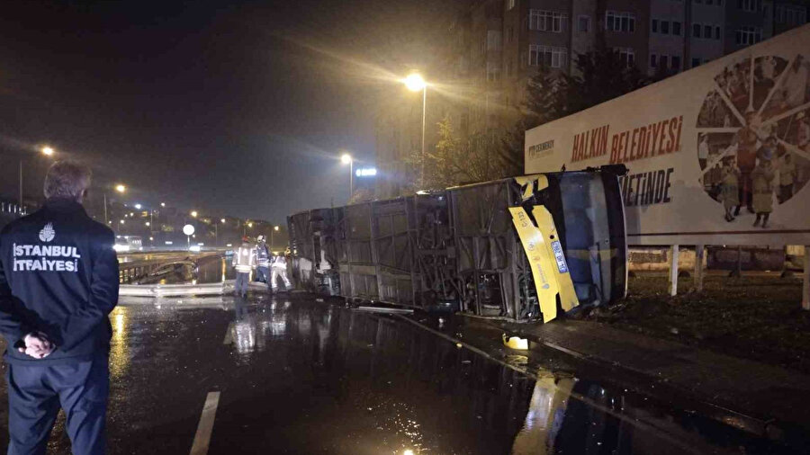 Çekmeköy’de kontrolden çıkan otobüs yan yattı.