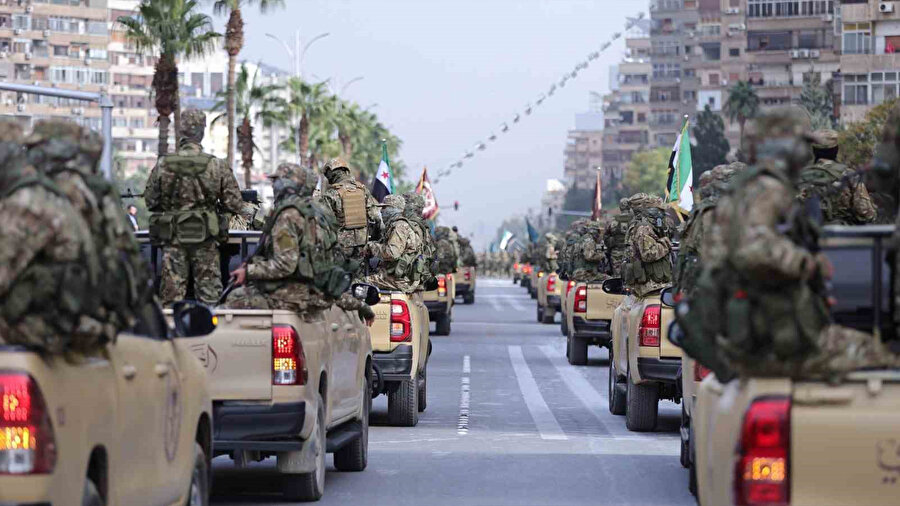 Suriye’de Esad sonrası ilk yıl: Yeni ordudan gövde gösterisi