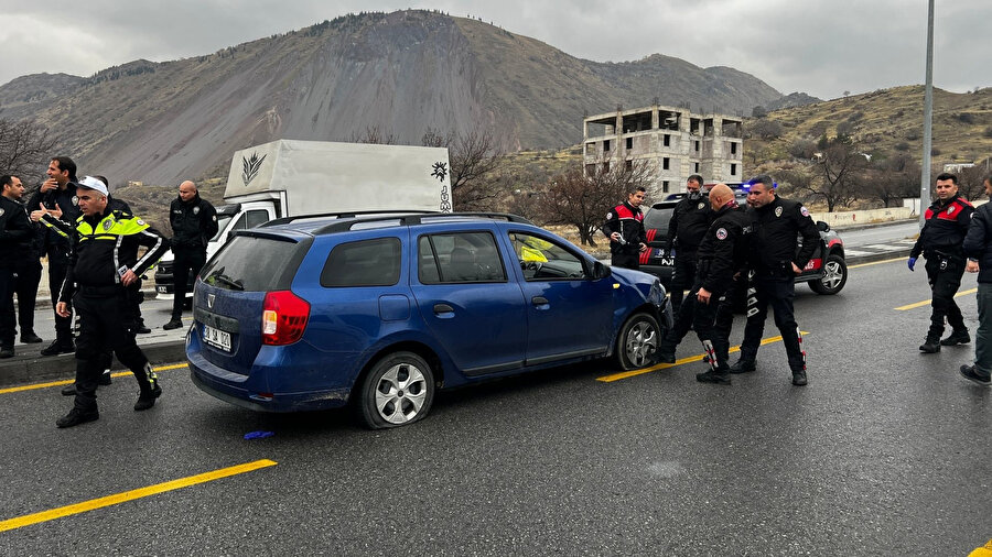 Dur ihtarına uymadı, ortalığı birbirine kattı: Ehliyetsiz sürücü otomobil lastiği patlatılarak durduruldu