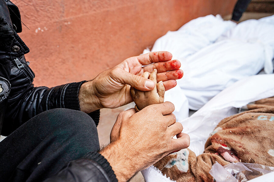 İnsanlar kimliği belli bir kurbana empati duyarken, isimsiz kalabalıklara karşı duyarsızlaşır.
