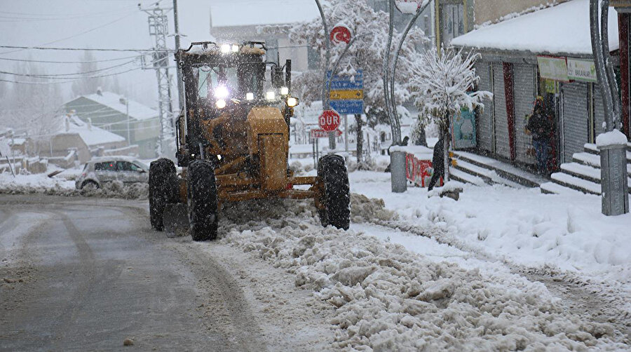 Üç ilde yoğun kar yağışı: 62 yerleşim yerine ulaşım kapandı!
