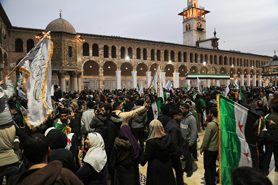 Suriye'de Esed rejiminin devrilmesinin birinci yıl dönümü sevinçle kutlanıyor
