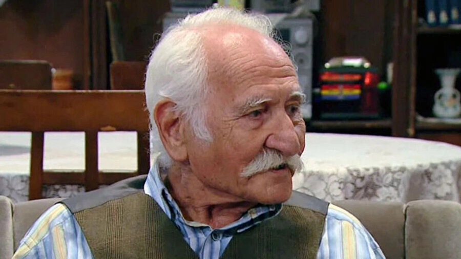 Televizyon izleyicisi onu, 1990’ların sonunda İkinci Bahar dizisindeki Zülfikar Ağa rolüyle tanıdı.