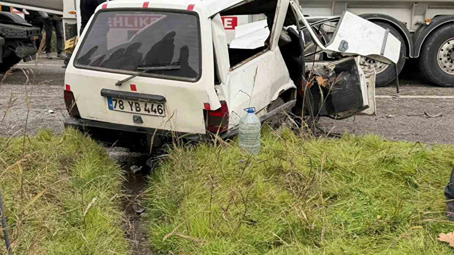 Zonguldak’ta otomobil kamyona çarptı: Bir ölü, iki ağır yaralı