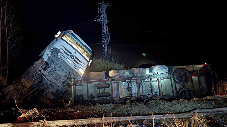 Tır kazasına müdahale eden sürücünün aracına çarpıldı: Çorum’da 4 yaralı