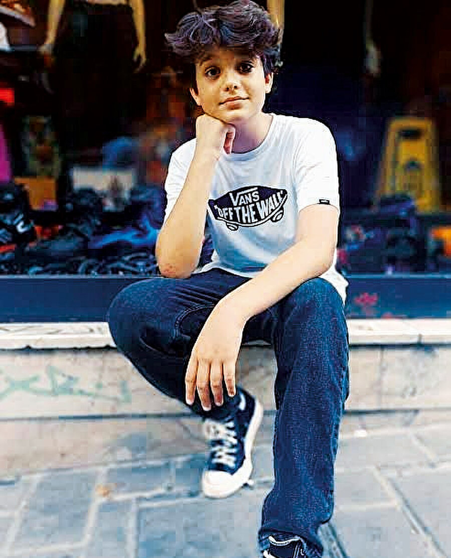 14 yaşındaki Mattia Ahmet Minguzzi, Kadıköy bitpazarında alışveriş yaparken 15 yaşındaki Berkay Budak tarafından kalbine bıçak saplanarak öldürüldü. Yanındaki 16 yaşındaki Umutcan Baba da Mattia Ahmet yerde can çekişirken tekme attı. Cinayetin nedeni bilinmese de sonrasında aileye gelen tehditler bu gençlerin bir çeteye dâhil olduğunu anlamamıza yetti.