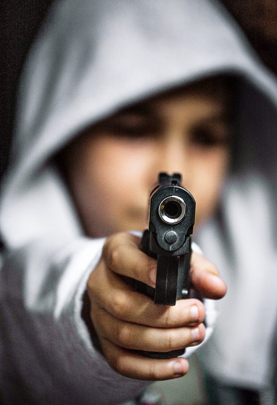 Türk Ceza Kanunu’nun 31. maddesi, 15-18 yaş arasındaki çocukların cezalarında otomatik indirim öngörüyor. Cezası müebbet olan bir cinayetin faili 15-18 yaş arasındaysa, daha mahkemeye adımını atar atmaz ceza 7 ile 15 yıl arasına iniyor.