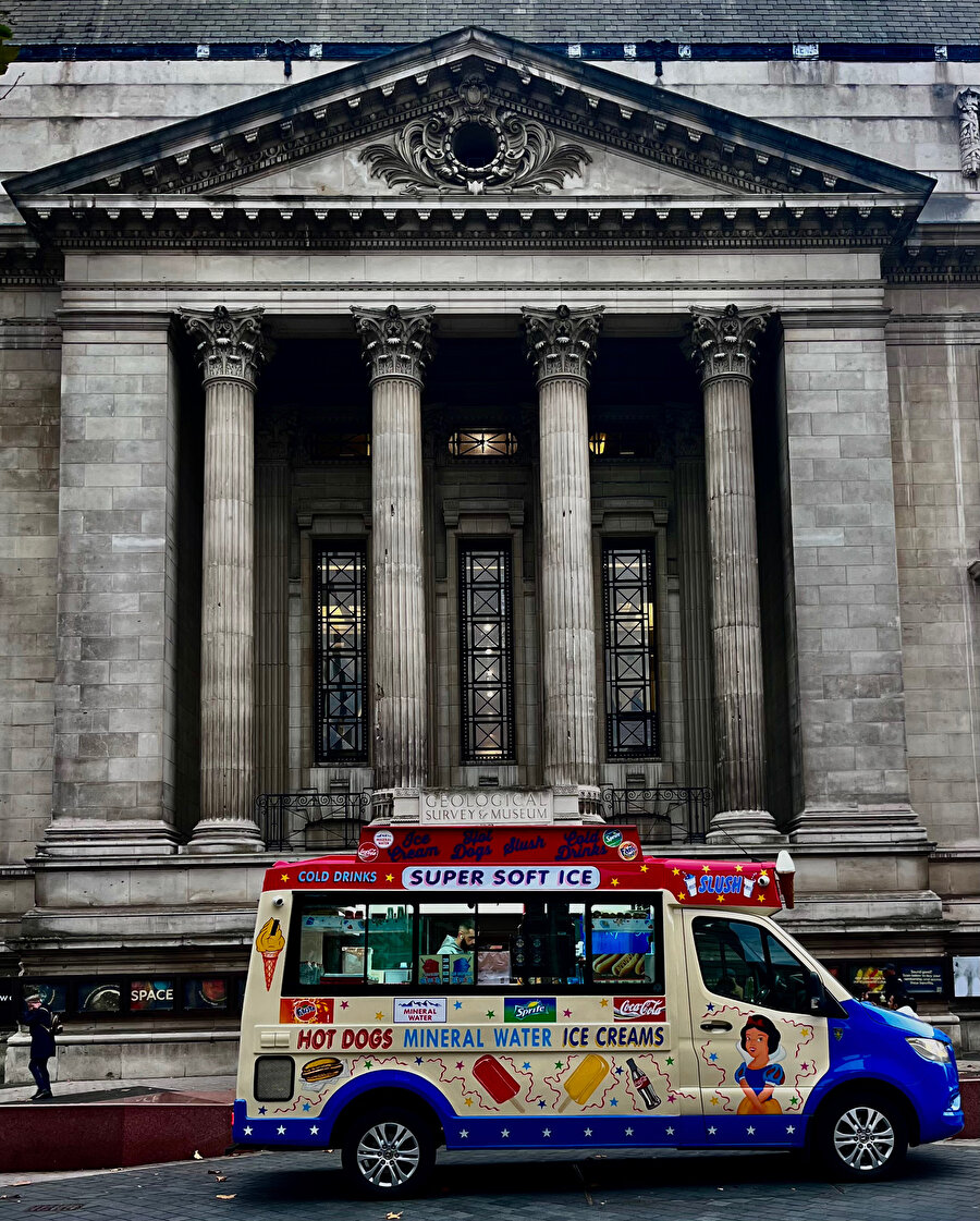 Oxford, kendiyle yüzleşme cesareti olan Doğulu bir turistte dönüştürücü bir etki yaratır.