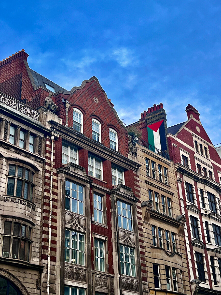 Oxford trenleri Londra’daki Paddington İstasyonu’ndan kalkar; Paddington, St Pancras İstasyonu kadar ihtişamlı değildir.