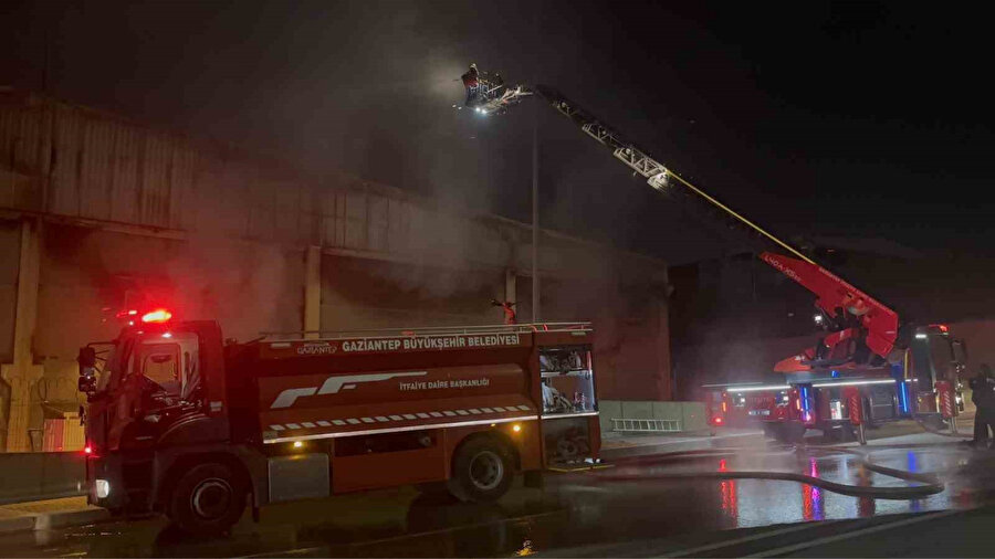 Gaziantep'teki ambalaj fabrikasında yangın, bir işçi dumandan etkilendi