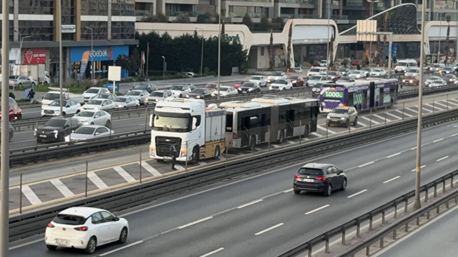 Küçükçekmece’de metrobüs yangını