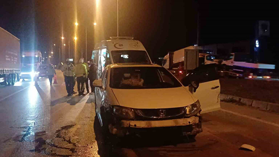 Çorum’da kırmızı ışık faciası! Hızını alamayan otomobil jandarma aracına daldı: İki personel yaralandı