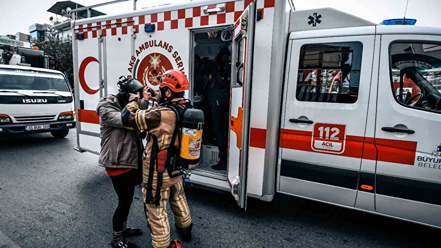 7 katlı binayı dumanlar sardı: Alevlerin arasında kalan 12 kişi böyle kurtarıldı