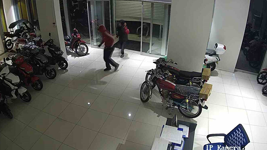 Adana’da çocuk hırsızlar galeriyi soydu: 4 motosiklet çalındı