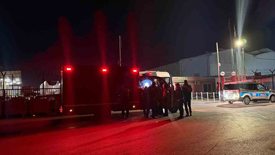 İzmir'de kimyasal sızıntı paniği: Tırdan sızan madde 5 kişiyi etkiledi