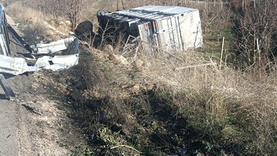 Isparta’da kontrolden çıkan kamyon şarampole yuvarlandı: Bir yaralı