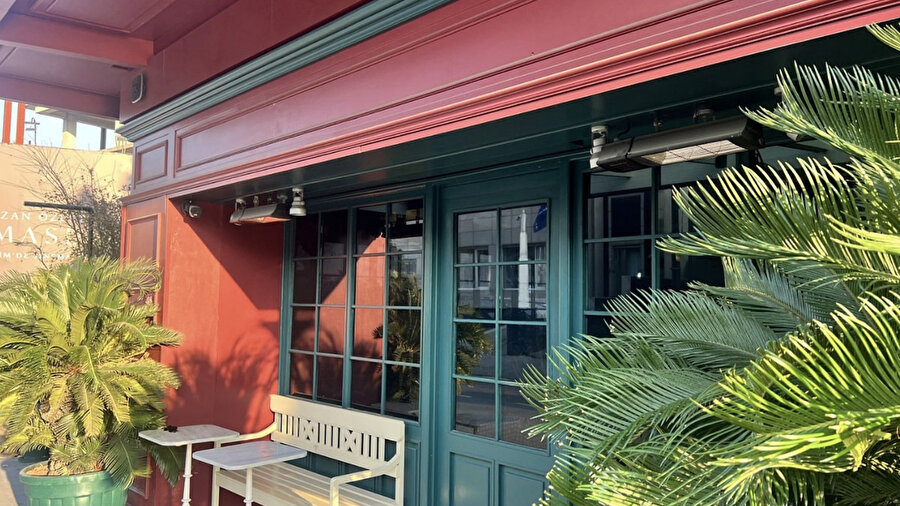 Ünlülerin uğrak mekânına narkotik baskını