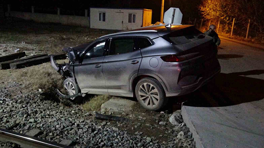 Malatya'da hemzemin geçitte can pazarı: Yük treni otomobili biçti