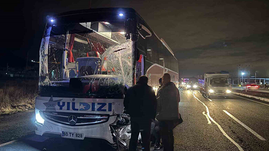 Kayseri'de can pazarı: Öğrenci otobüsü kaza yaptı, yardıma koşan astsubaya araba çarptı