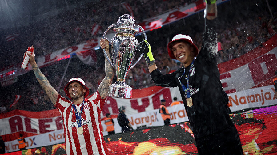 Jose Sosa ve Fernando Muslera