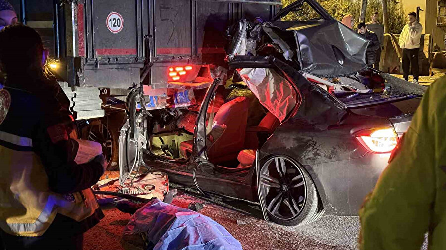Lüks otomobil kağıt gibi ezildi: Adana'da feci ölüm