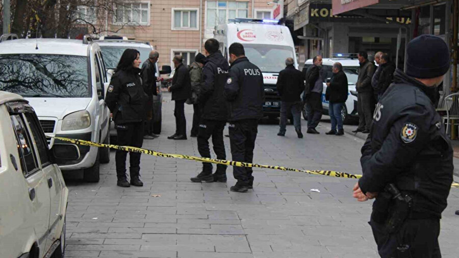 Yoldan geçenleri bıçakladı