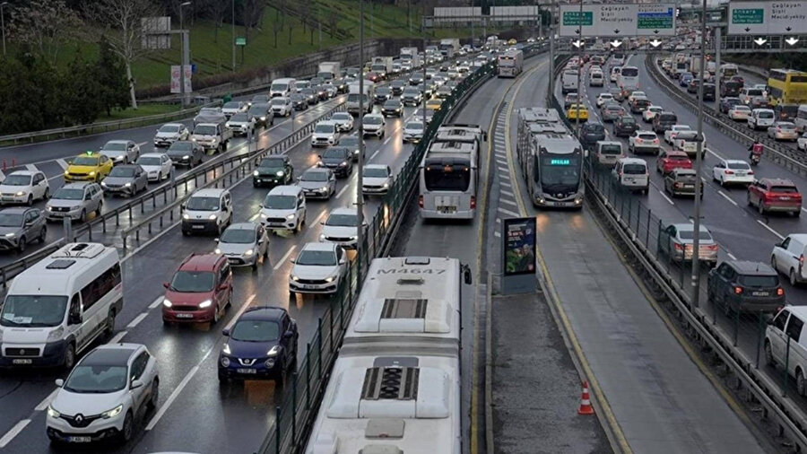 İstanbul’da haftanın ilk iş gününde trafik yoğunluğu yüzde 76 oldu.