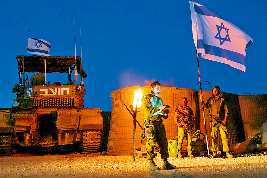 Perslerle ilk karşılaşması M.Ö. 6. yüzyılda Babil sürgününde vukû bulan yahudiler Ahameniş İmparatorluğu ile İran’ı “İkinci Vatan” olarak benimseyecek bir yaşam ve aidiyet biçimi edinerek İranlılığı yahudi kalmanın tamlayan unsuruna dönüştürmüştür.