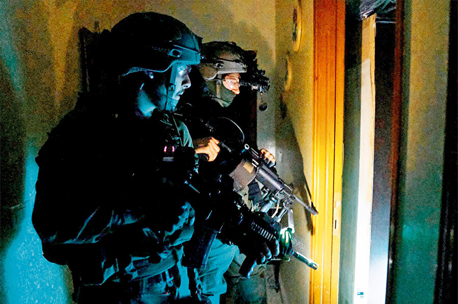 İsrail lehine etki ajanlığı yapan ve kalemi kan damlayan operasyonel kalemşörler, ABD ve AB’deki çeşitli merkezlerden fonlanan yayın ve yayım merkezleri, sosyal medya içerik üreticileri, israilin operasyonel üssüne dönüşen siyasi partiler ve yönettikleri propagandalar mutlaka mercek altına alınmalıdır.