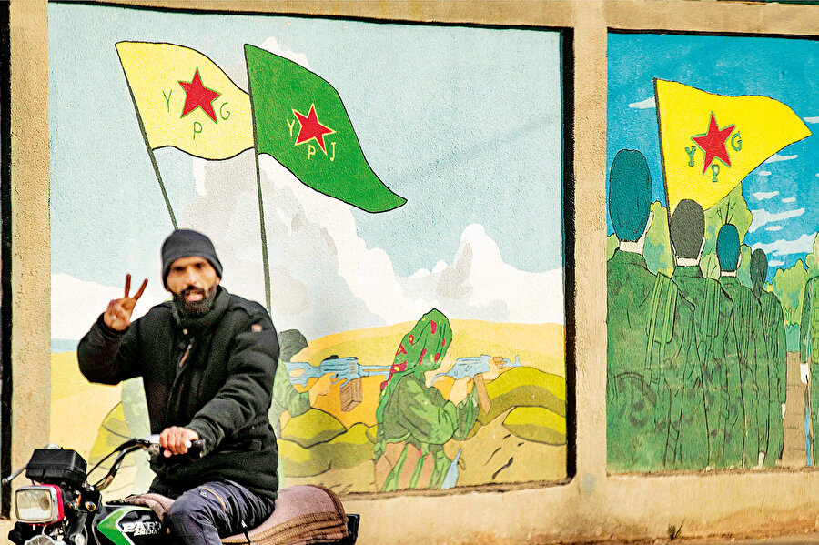 Şeyh Maksud ile Tarık bin Ziyad Parkı arasındaki mesafe yaklaşık 2 kilometre. Tarık bin Ziyad Parkı ile Halep kalesi arasındaki mesafe ise 3 buçuk kilometre. Bu mesafeler bize ne söylüyor? Bölücü örgütün yuvalandığı Şeyh Maksud ile Eşrefiye mahalleleri Halep şehir merkezinin tam dibinde yer alıyor. Yaklaşık 10 kilometrekare bir alana yayılmış iki mahallenin nüfusu 60-70 bin civarında ve çoğunluğu bölücülere destek veren Kürtlerden oluşuyor.