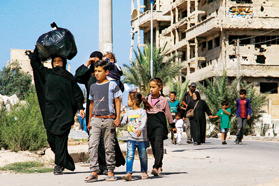 Rusların havadan, İran ve vekil güçlerinin karadan desteğiyle 2016 sonlarında şehri ele geçiren Esed rejimi, sivil halkı kuşatma boyunca aç ve susuz bırakmakla kalmadı, ele geçirdiği mevzilerde katliamlar yaptı. Fırsatını bulan herkes şehirden kaçmak zorunda kalınca Halep hayalet şehre dönüştü. Şehirdeki Sünni nüfusu adeta biçen Esed rejimi, bölücü örgütün elindeki iki mahalleye elini bile sürmedi. Böylece Halep’in orta yerindeki bölücü tehdit adeta onaylanmış oldu.