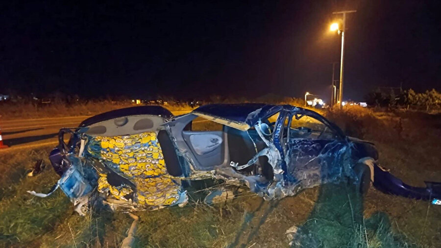 Tekirdağ'da devrilen otomobil ikiye bölündü, sürücü yaralandı.