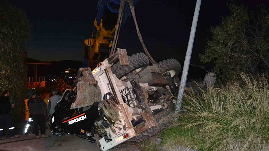 Bursa'da faciadan dönüldü: Vinçteki kepçe metrelerce yüksekten çakıldı