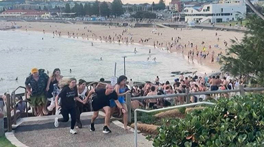 Silahlı saldırı anında Bondi Plajı.