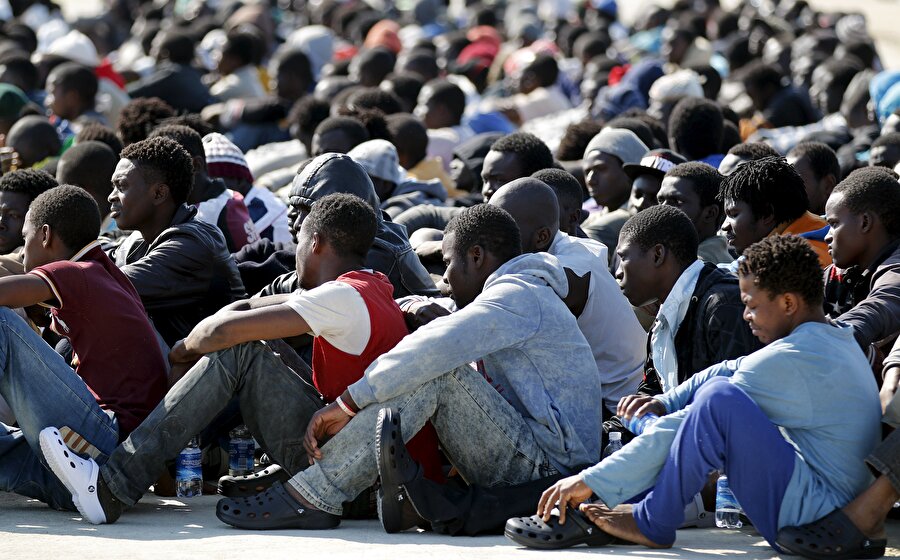 Afrikalı göçmenler, Sicilya'nın Augusta limanında bekletiliyor.