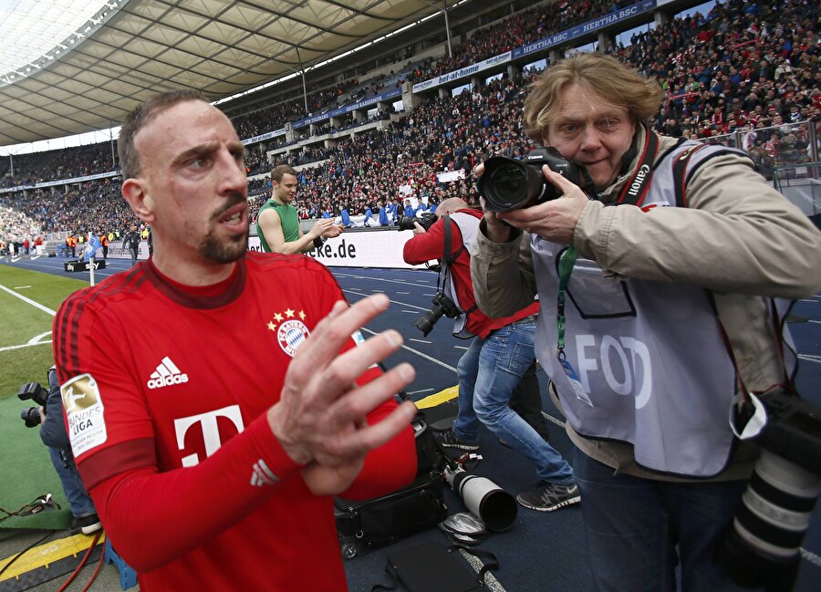 Frank Ribery, taraftarları alkışlıyor.