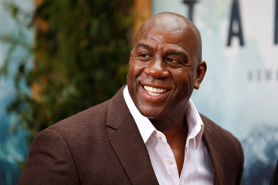 Magic Johnson, Tarzan Efsanesi filminin galasında gazetecilere poz veriyor.