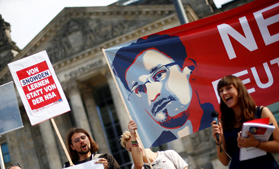 Edward Snowden'i destekleyenler 2016 yılında Almanya'nın Berlin şehrinde bir protesto düzenlemişlerdi.