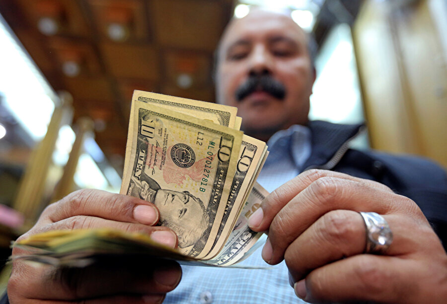 Dolar sayan bir kişi objektife böyle yansımıştı.