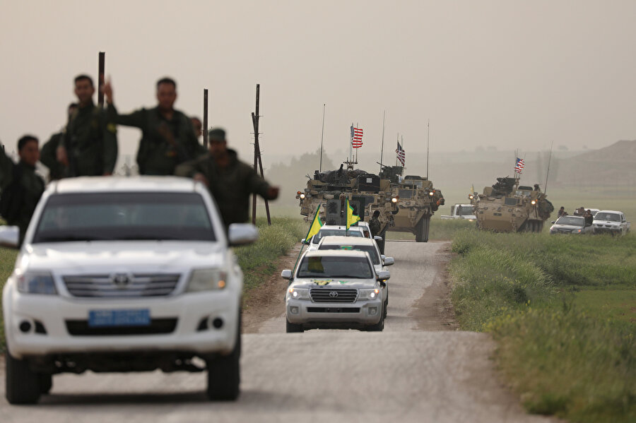 YPG'li teröristler Darbaşiya kasabasında ABD askeri araçlarına eşlik ediyor.