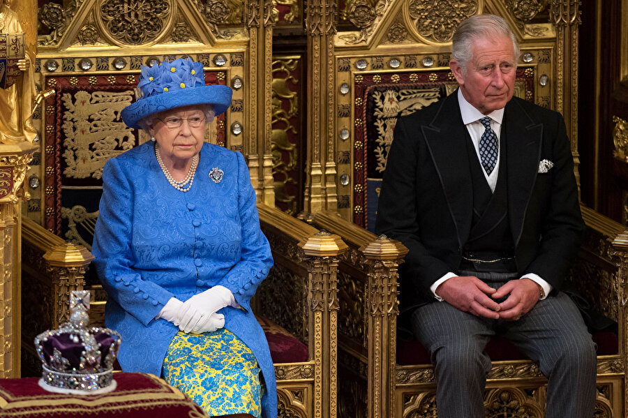 İngiltere Kraliçesi II. Elizabeth ve oğlu Galler Prensi Charles.