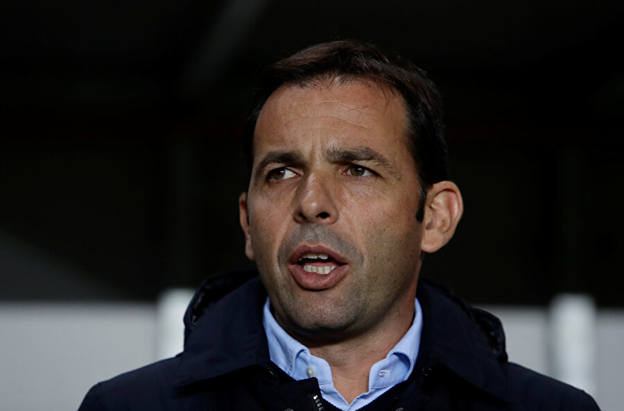 Javi Calleja, yedek kulübesinde oyuncularına uyarılarda bulunurken...