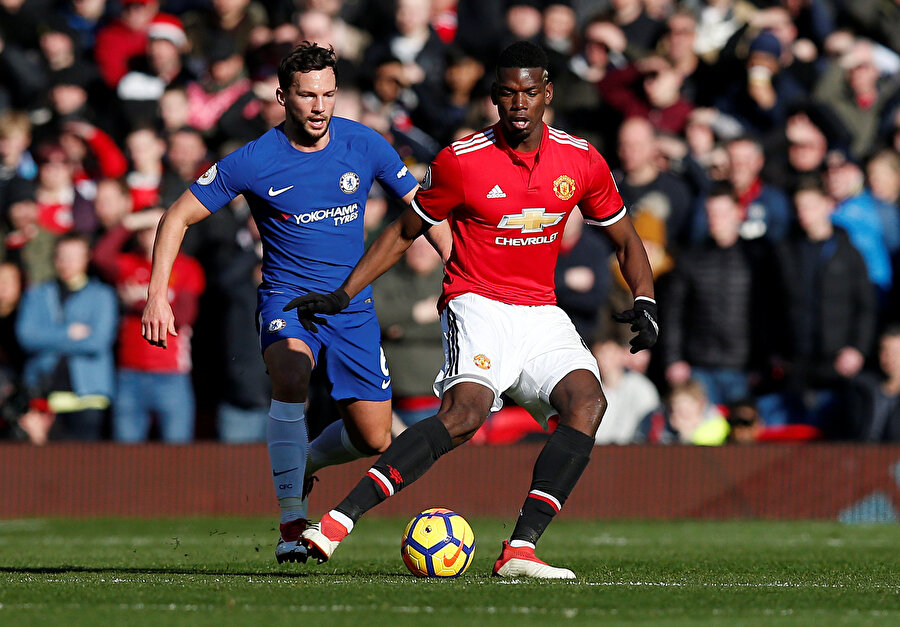 Drinkwater rakibi Pogba ile mücadele ederken.