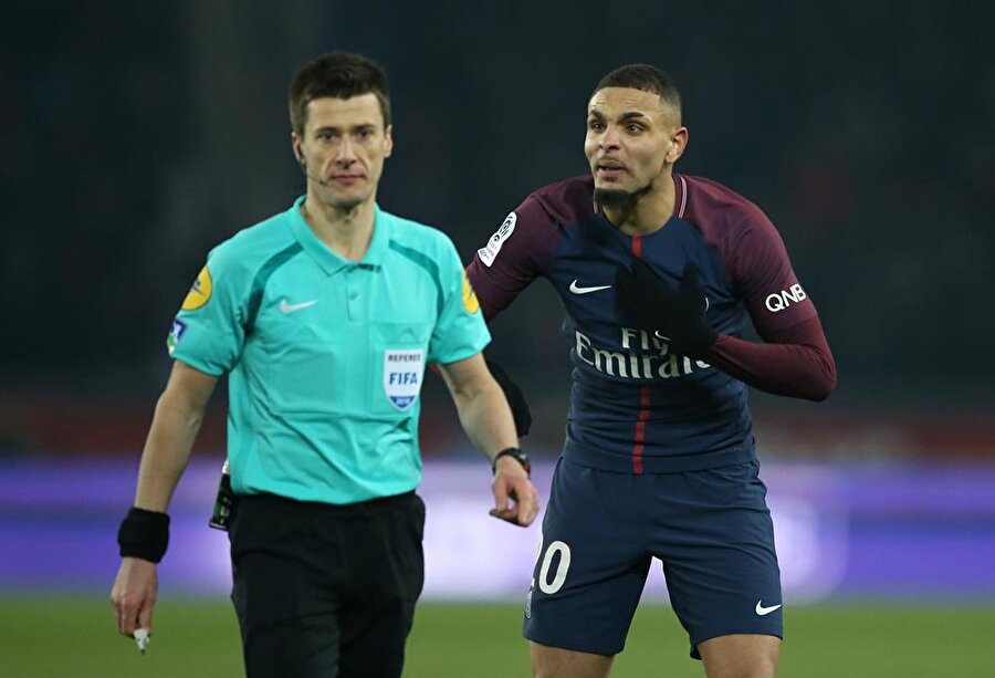 Paris Saint Germainli futbolcu, hakem Benoit Bastien'e itiraz ederken.