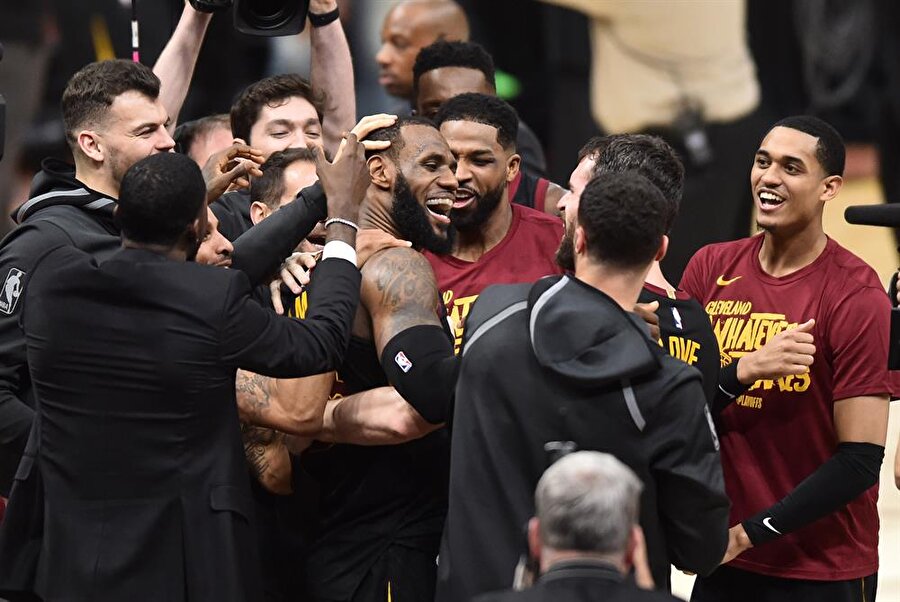 Cedi Osman ve takım arkadaşlarının mutluluğu kameralara böyle yansıdı.